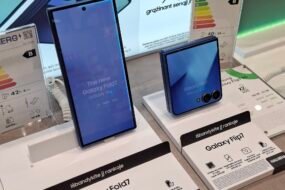Samsung Galaxy Z Fold 7 and Z Flip 7 on display in a phone store