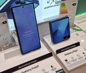 Samsung Galaxy Z Fold 7 and Z Flip 7 on display in a phone store