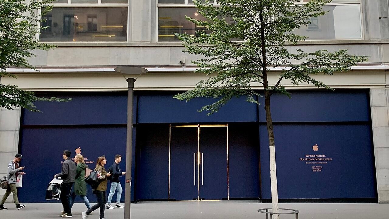 Apple Store, relevant to the iPhone Duo vs iPhone 18 Pro pricing comparison in India